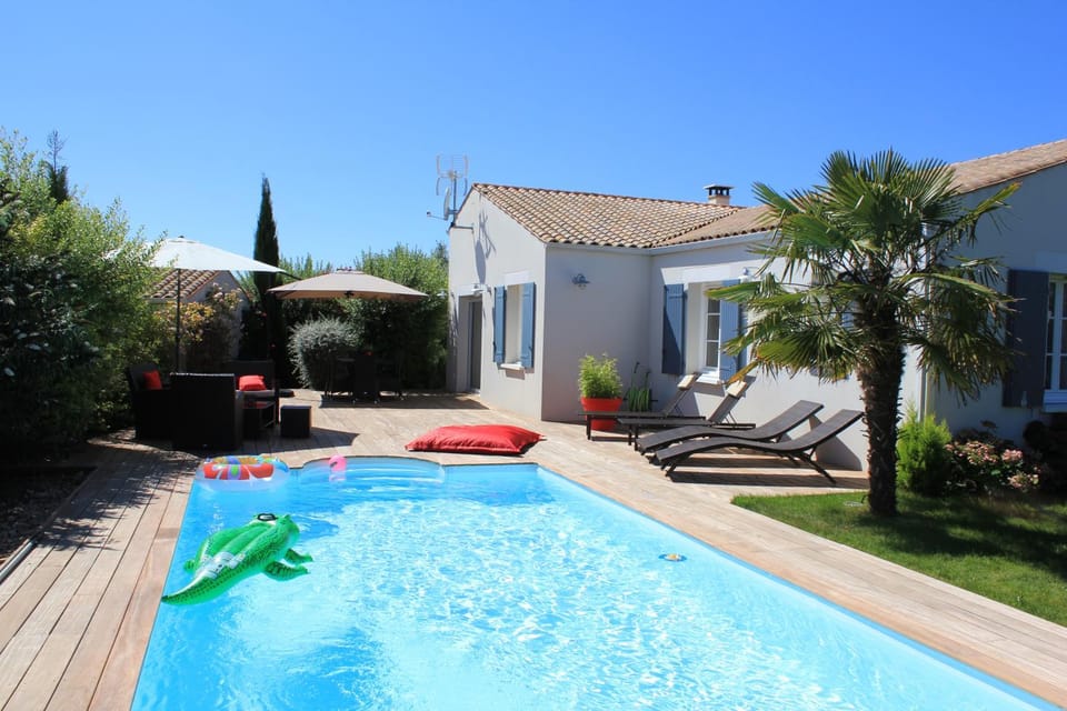 Property building, Patio, Garden, Balcony/Terrace, Garden view, Pool view, Swimming pool, sunbed