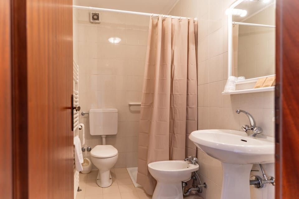 Shower, Toilet, Bathroom, bidet, towels