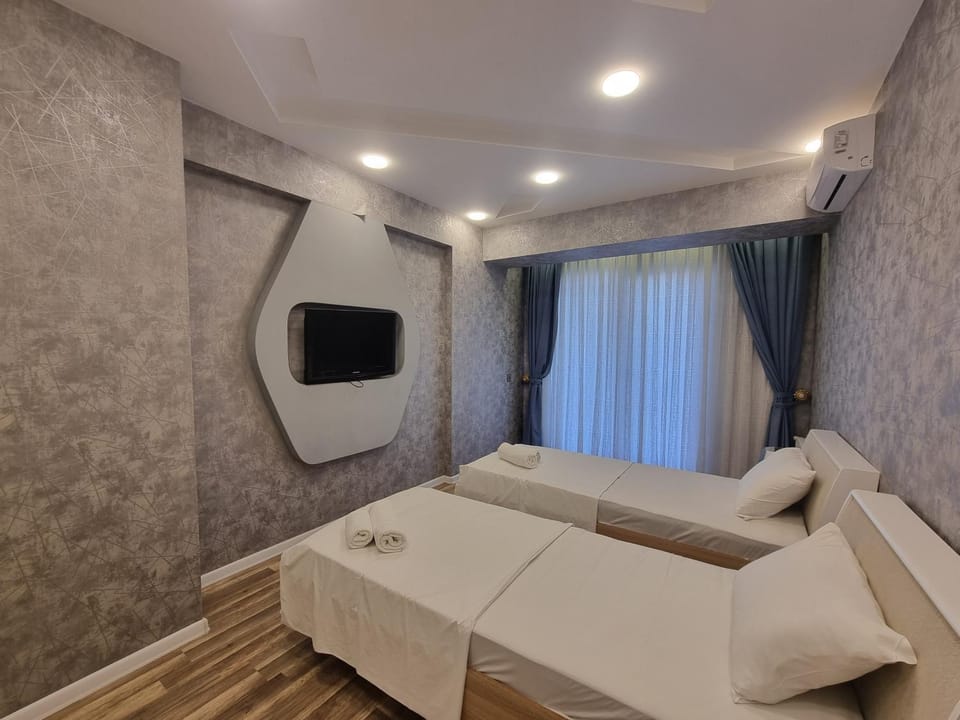 Bed, TV and multimedia, Photo of the whole room, Bedroom, towels