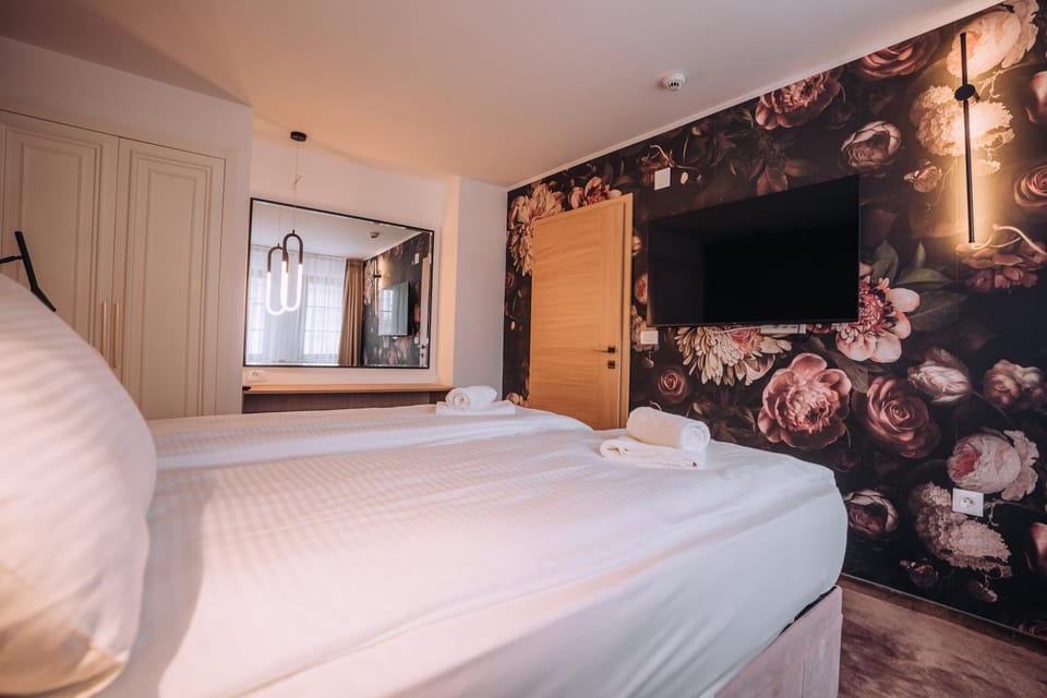 Bed, TV and multimedia, Bedroom, wardrobe