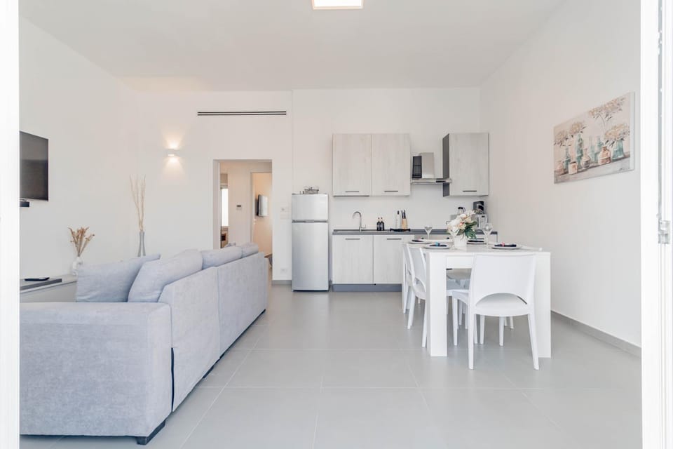 Kitchen or kitchenette, Seating area, Dining area, oven, stove