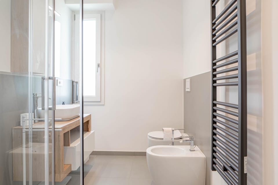 Shower, Toilet, Bathroom, towels