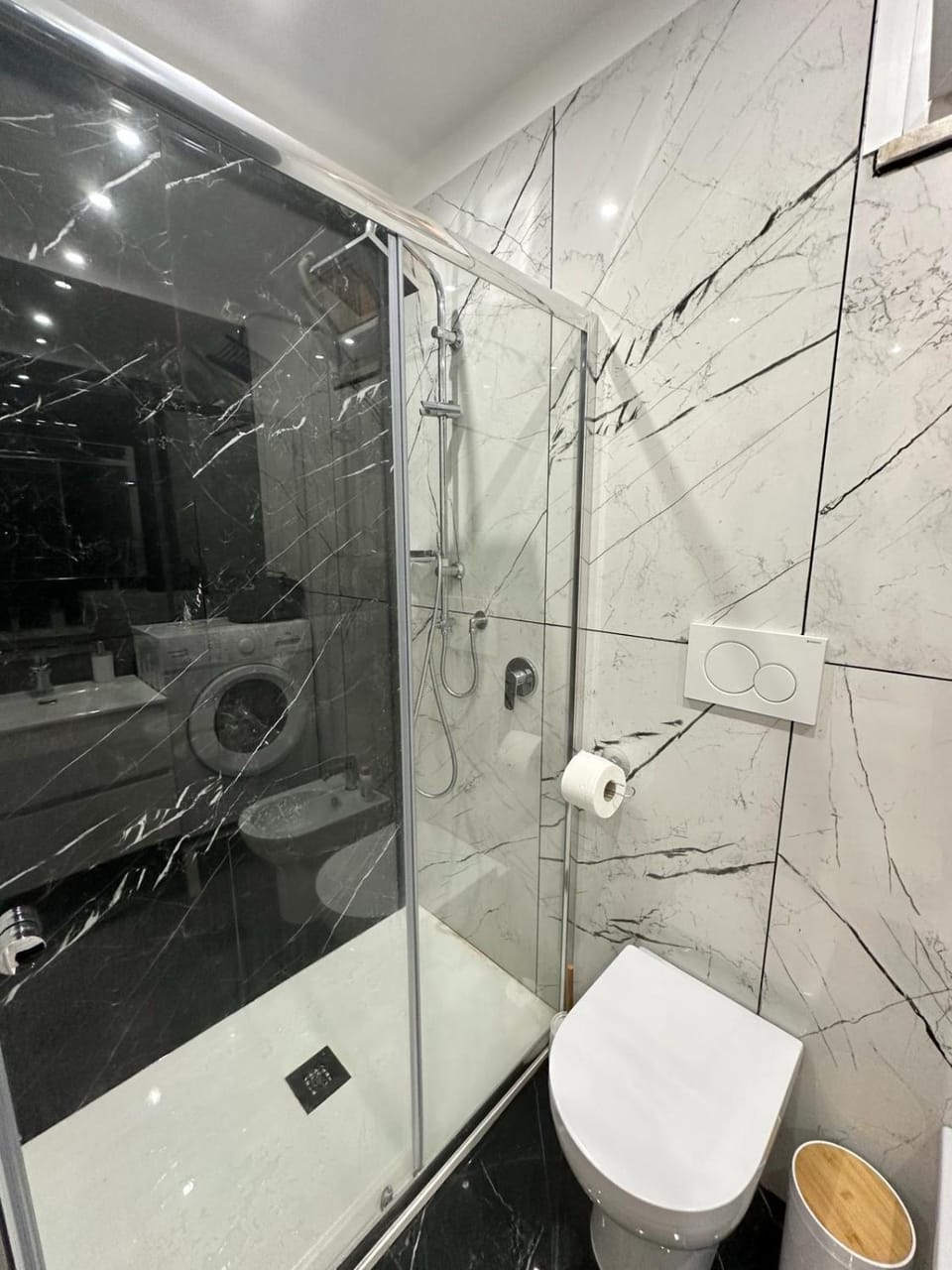 Shower, Toilet