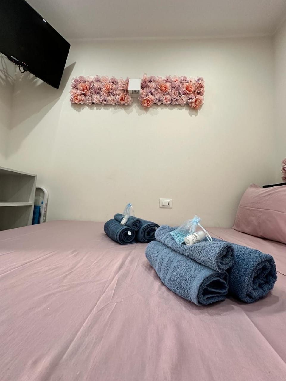 Bed, Bedroom, towels