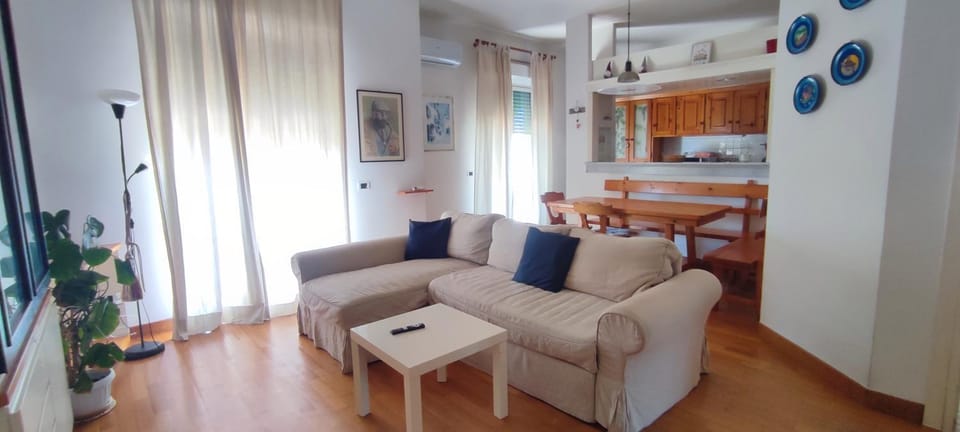 Kitchen or kitchenette, Living room, Seating area, Dining area, stove