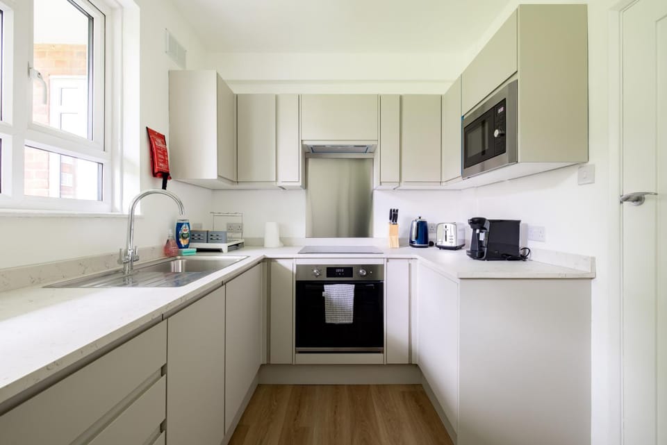 Coffee/tea facilities, dishwasher, microwave, oven, stove, toaster, kitchen
