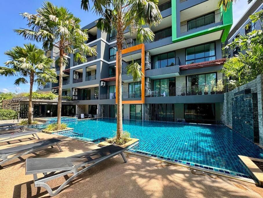 Property building, Swimming pool, sunbed