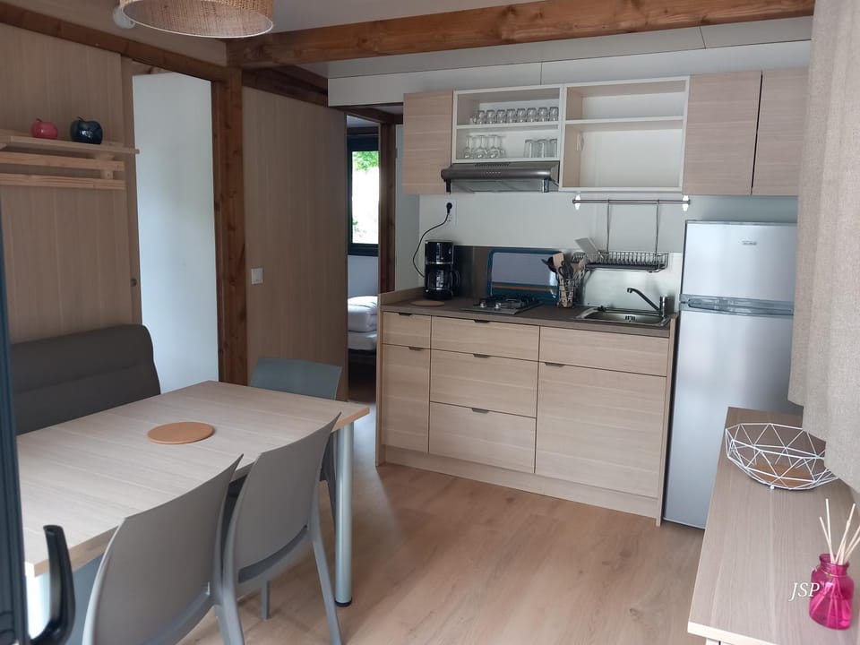 Coffee/tea facilities, Kitchen or kitchenette, Living room, Dining area, stove, toaster