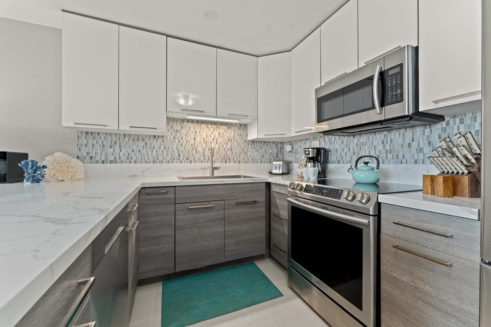 Coffee/tea facilities, Kitchen or kitchenette, dishwasher, oven, stove