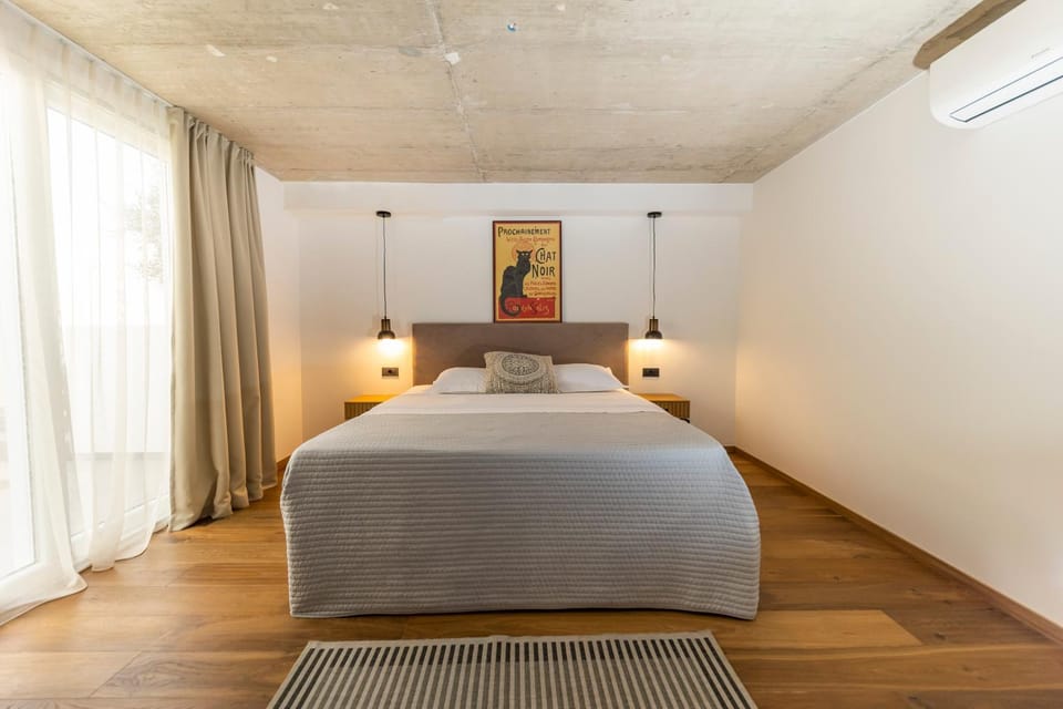 Photo of the whole room, Bedroom