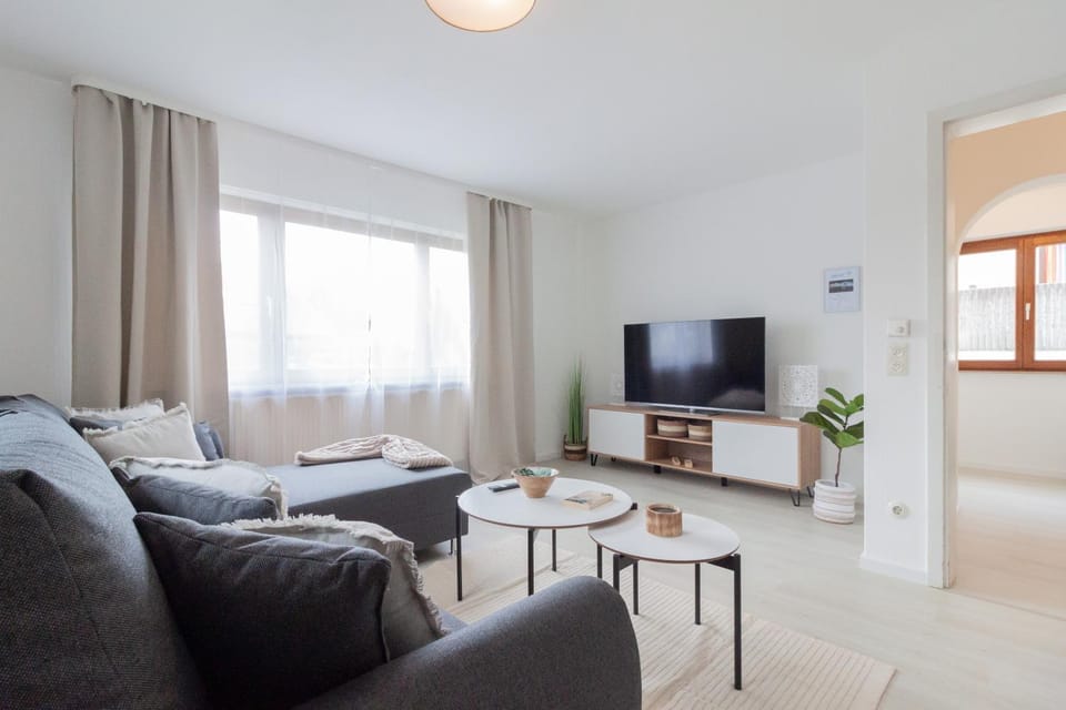TV and multimedia, Living room, Seating area, Evening entertainment