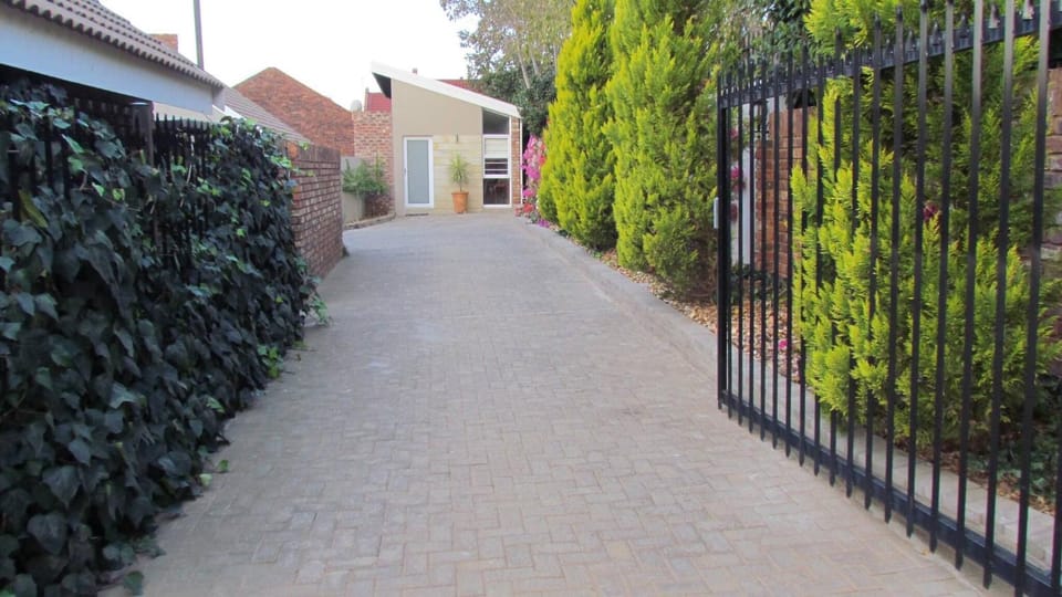Fully Furnished 3 Bedroom House In in Pentagon Park Bloemfontein House in South Africa