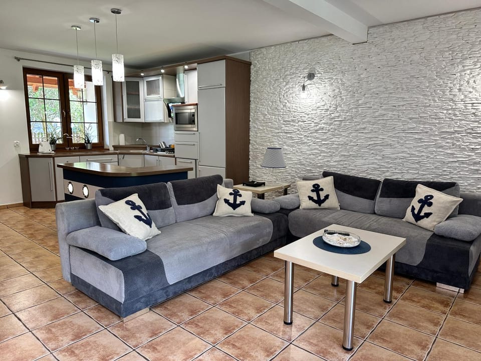 Kitchen or kitchenette, Living room, Seating area, Dining area, stove
