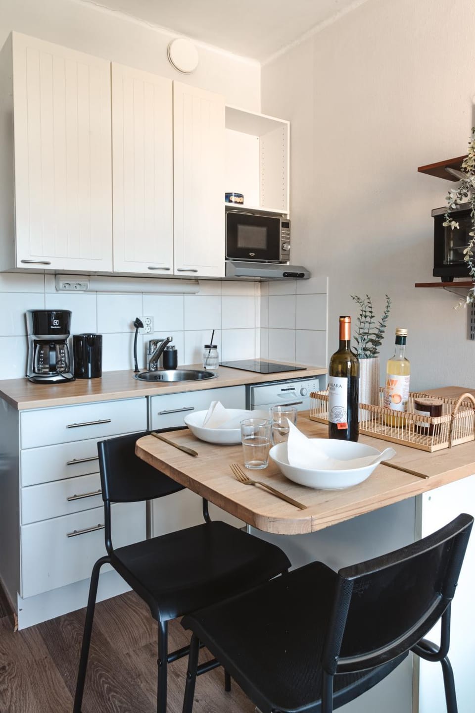 Coffee/tea facilities, Kitchen or kitchenette, stove