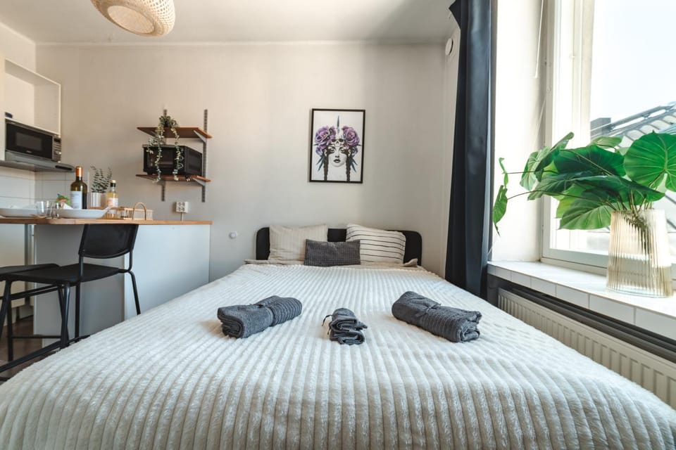 Bed, Seating area