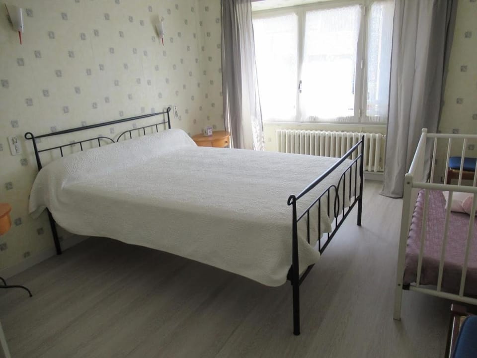 Photo of the whole room, cot