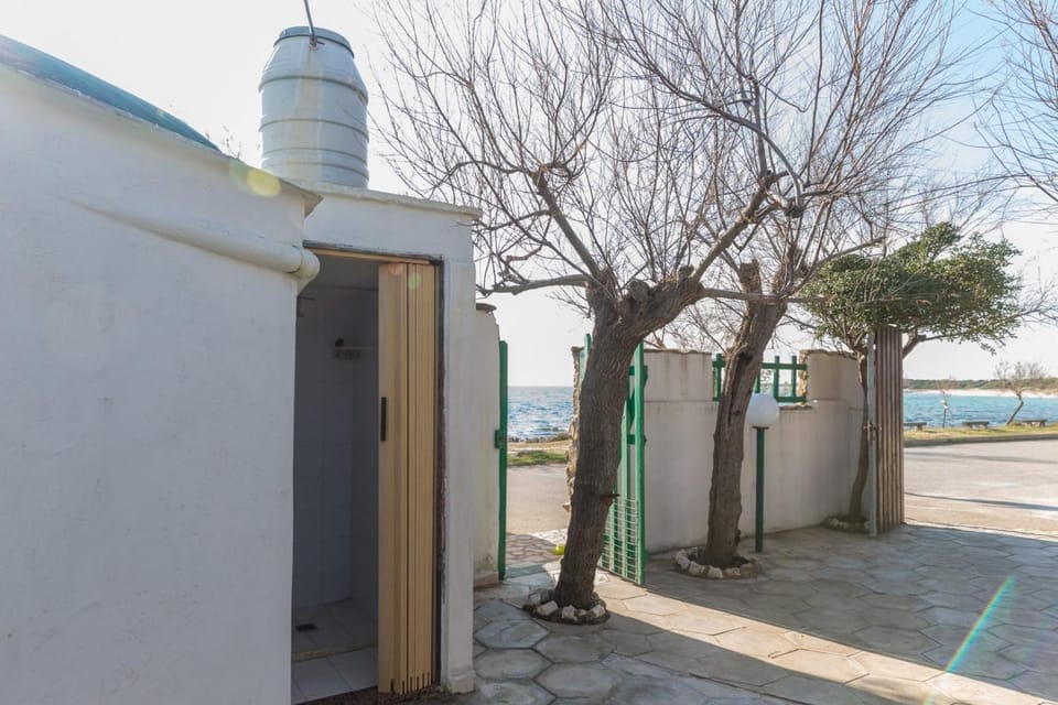 Shower, Sea view, Inner courtyard view