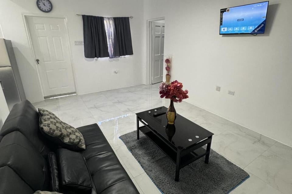 1 Bed - Sleeps 4 - Parking - 5 Min to Beach Apartment in St. Ann Parish