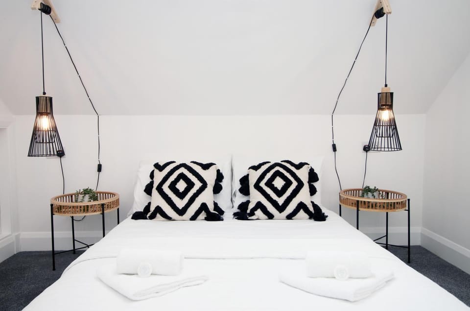 Bed, Bedroom, towels