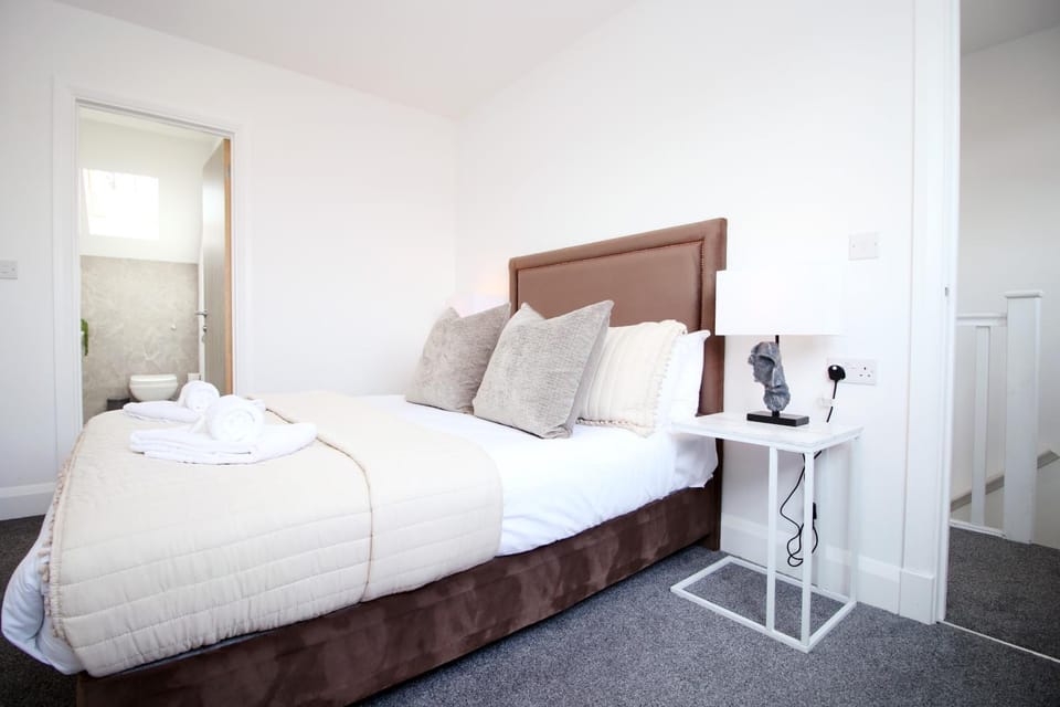 Bed, Bedroom, towels