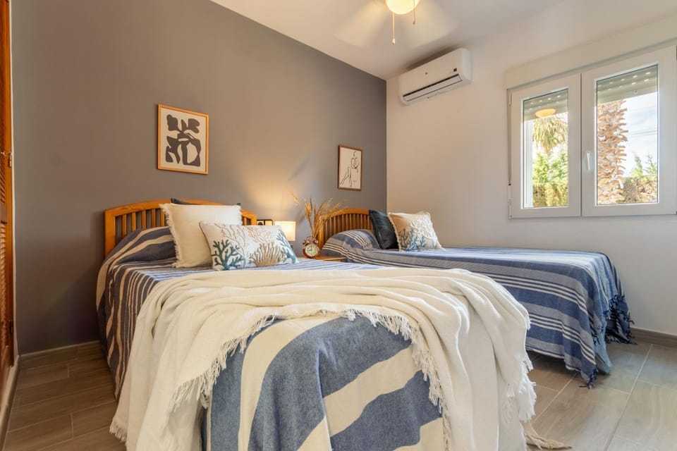 Bed, Photo of the whole room, Bedroom, air conditioner