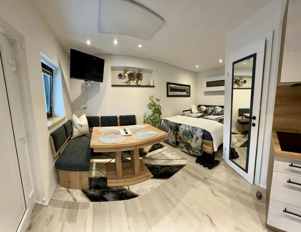 TV and multimedia, Seating area, Dining area