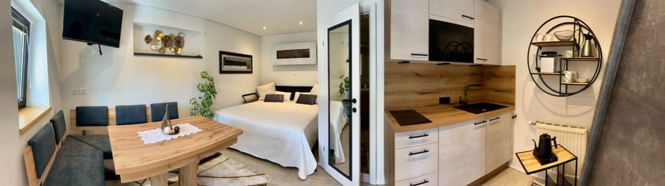 Bed, TV and multimedia, Kitchen or kitchenette, Seating area, Bedroom