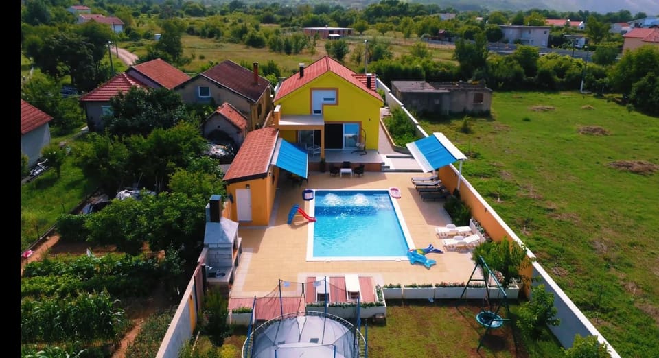 Property building, Bird's eye view, Swimming pool