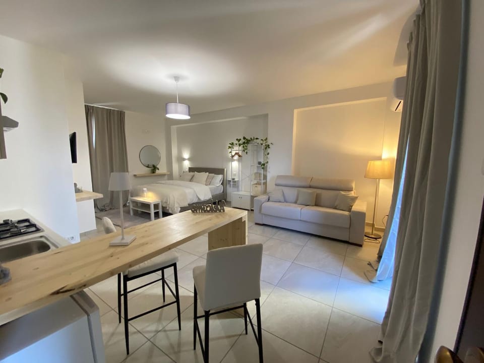 Bed, Living room, Photo of the whole room, Dining area