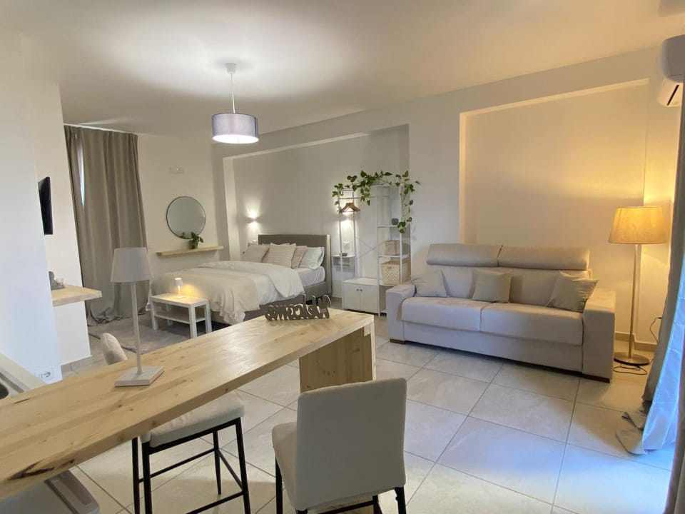 Bed, Photo of the whole room, Dining area