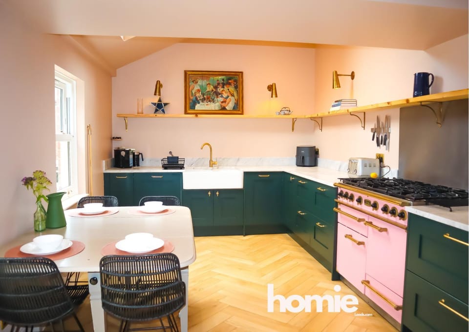 Spacious home in Leeds ideal for gatherings with free parking House in Leeds