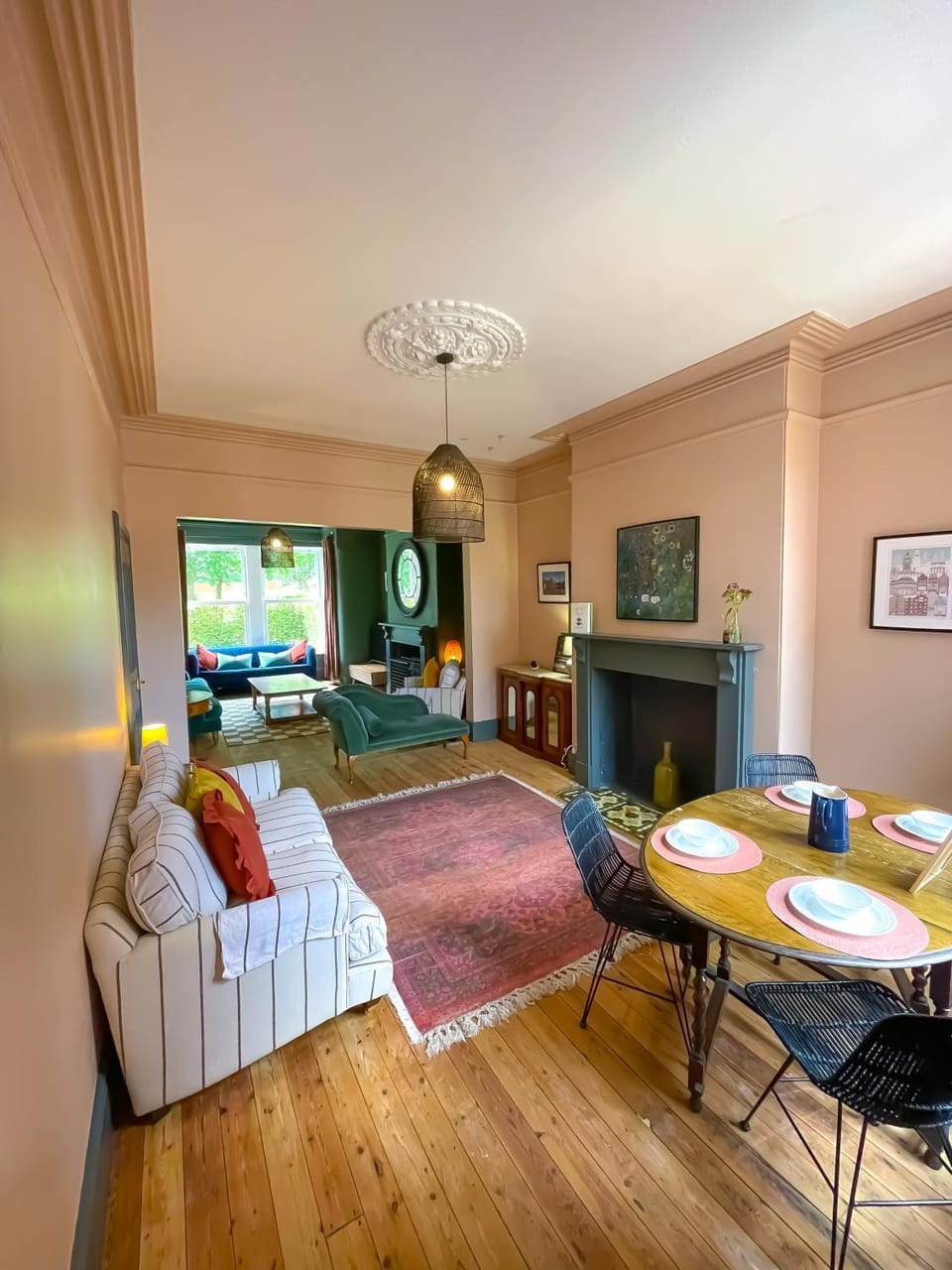 Spacious home in Leeds ideal for gatherings with free parking House in Leeds