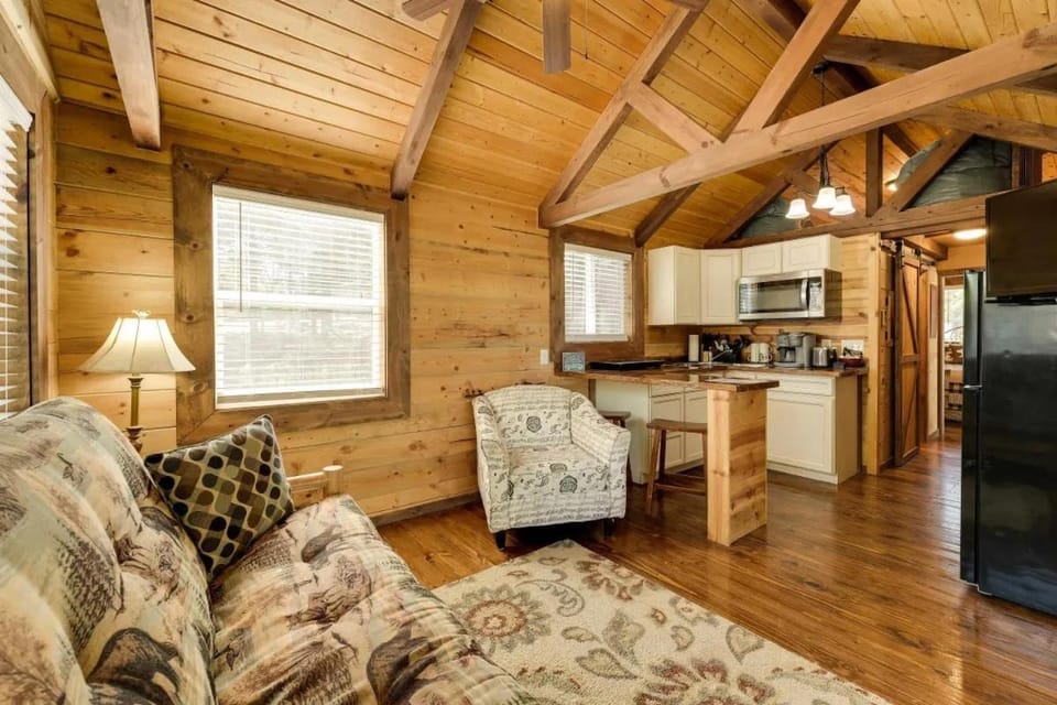 Indian Point Cabin 19 near SDC, Branson, and Table Rock Lake Cabin in Indian Point
