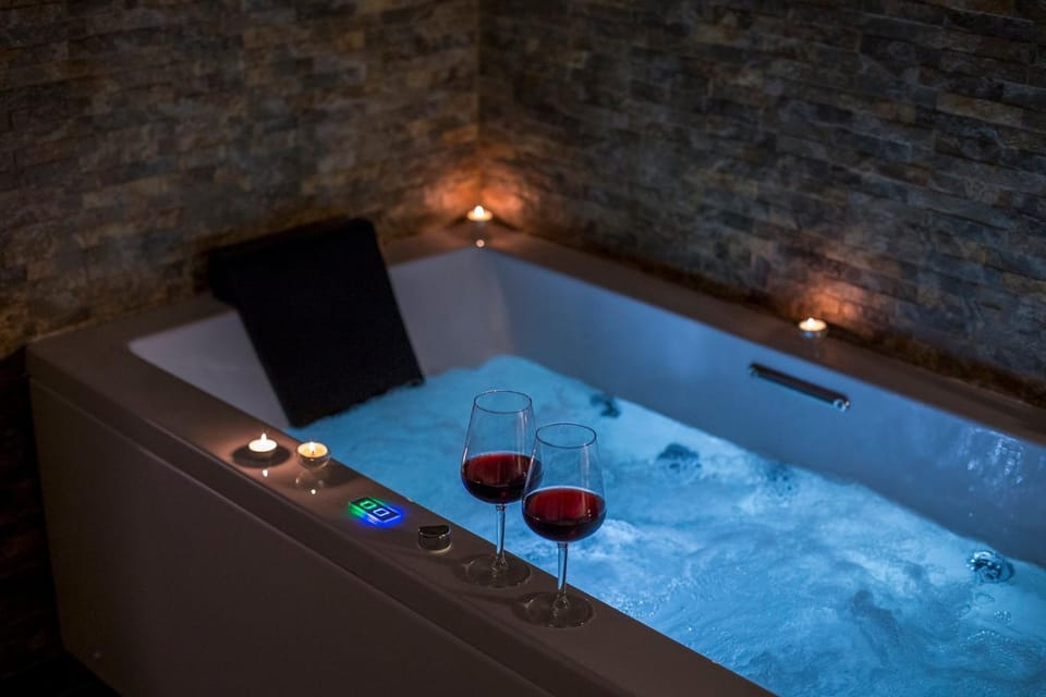 Hot Tub, Bathroom