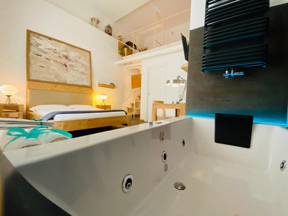 Hot Tub, TV and multimedia, Bedroom