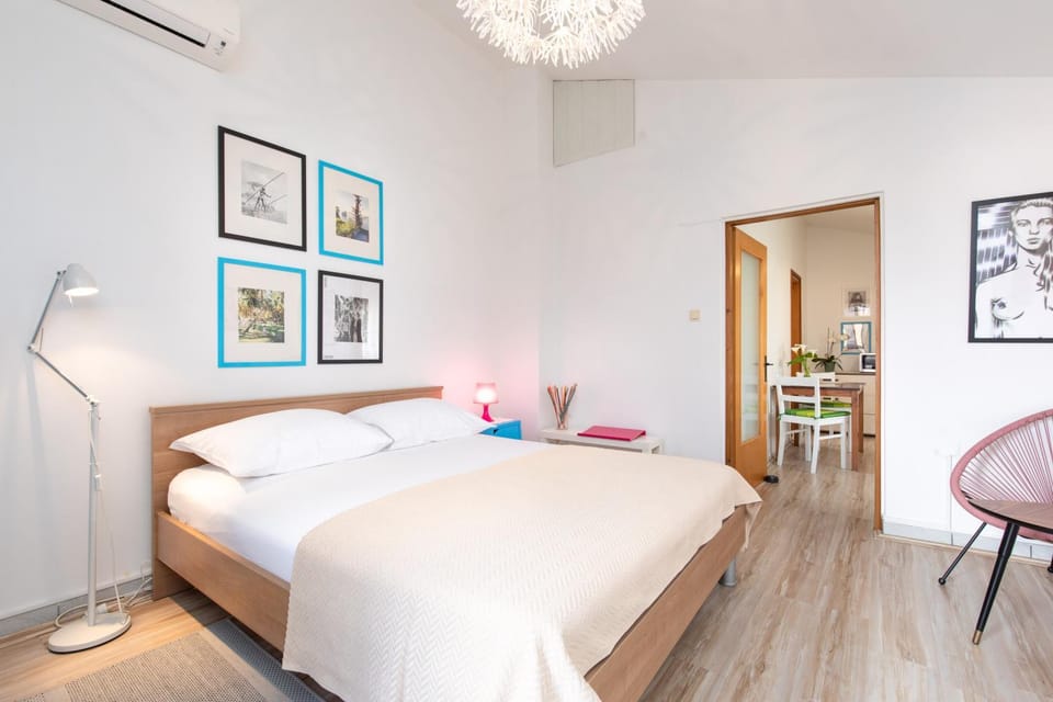 Bed, Seating area, Bedroom, air conditioner