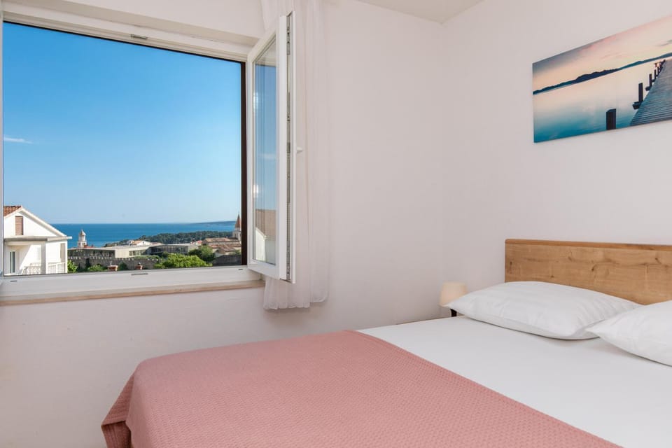 Bed, View (from property/room), Bedroom, City view, Landmark view, Sea view