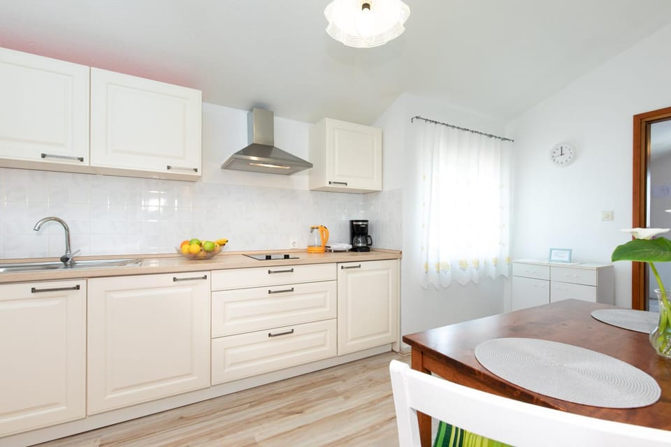 Coffee/tea facilities, Dining area, stove, kitchen