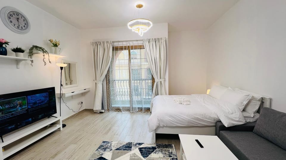 Communal lounge/ TV room, Bed, TV and multimedia, Living room, Photo of the whole room, Seating area, Evening entertainment, Bedroom