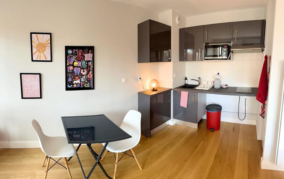 Kitchen or kitchenette, Dining area, stove