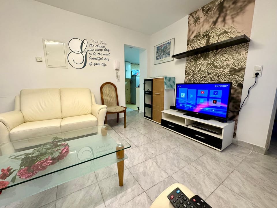 TV and multimedia, Living room, Seating area, Evening entertainment
