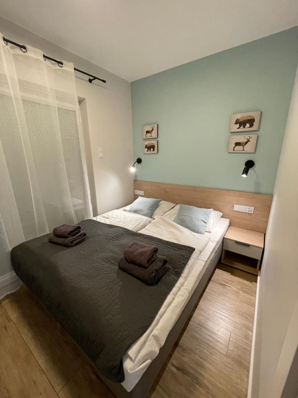 Bed, Bedroom, towels
