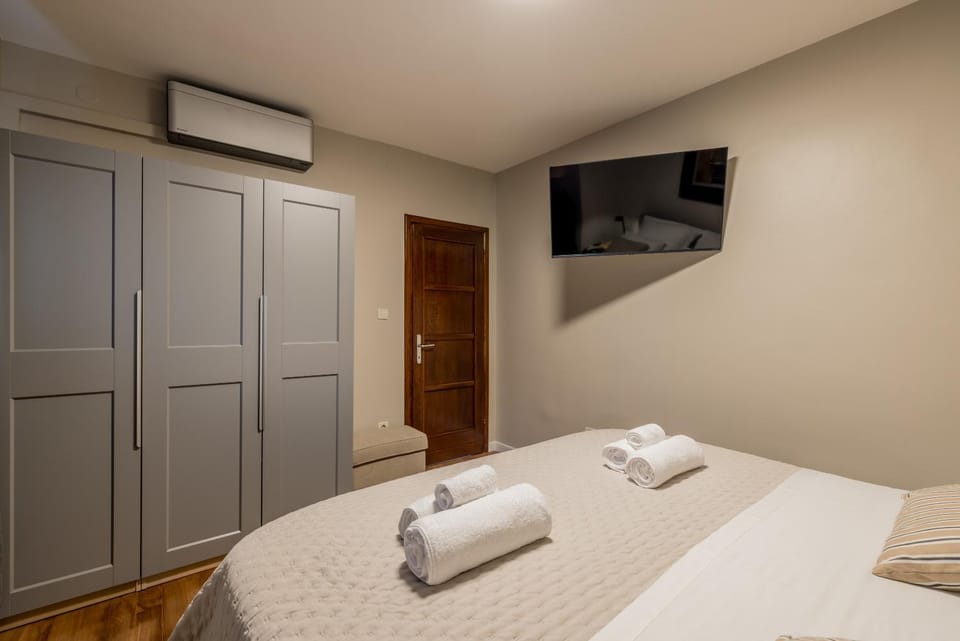 Bed, TV and multimedia, Bedroom, towels, wardrobe, air conditioner