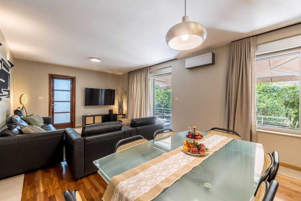 TV and multimedia, Living room, Seating area, Dining area, Evening entertainment