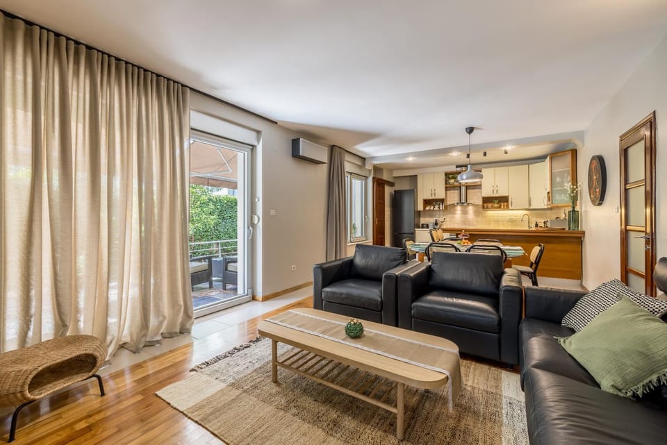 Kitchen or kitchenette, Living room, Seating area, Dining area