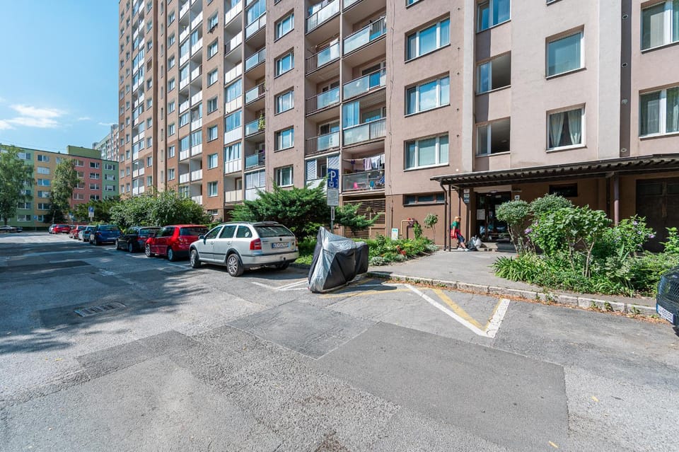 Property building, Neighbourhood, Street view, Location, Parking