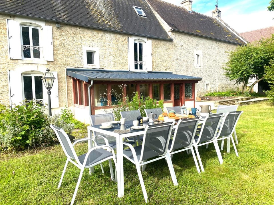 Property building, Patio, Day, Garden, Dining area, Garden view