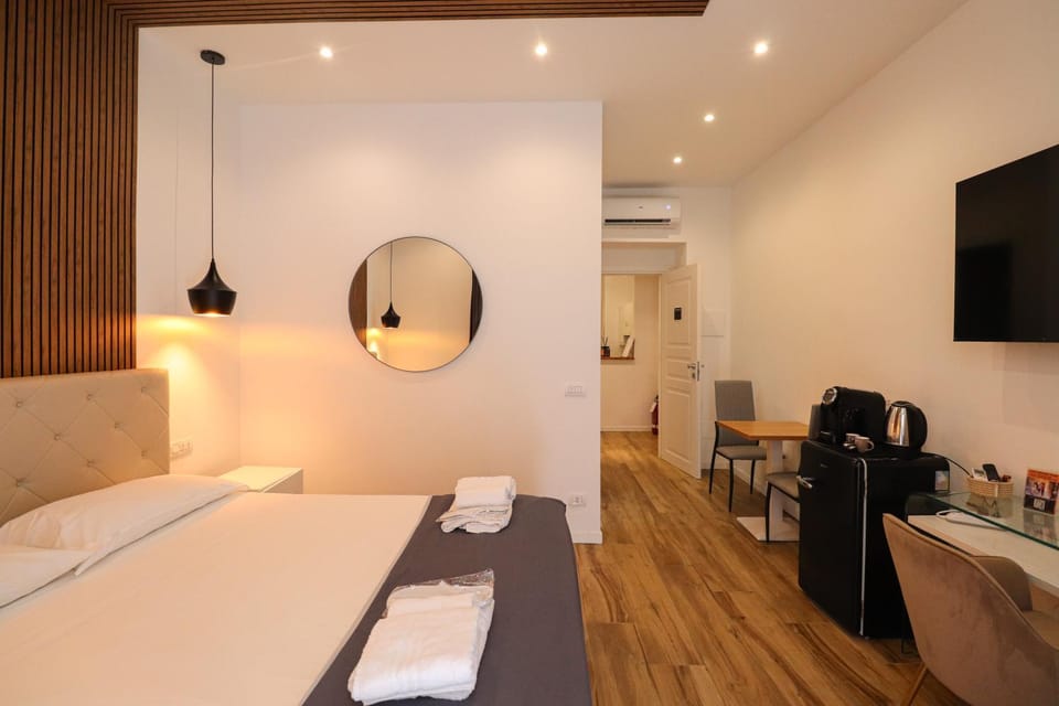 Bed, TV and multimedia, Coffee/tea facilities, Photo of the whole room, Bedroom, minibar, air conditioner