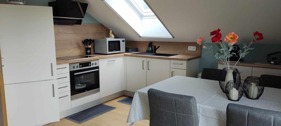 Coffee/tea facilities, Kitchen or kitchenette, Dining area, dishwasher, microwave, oven, stove, toaster
