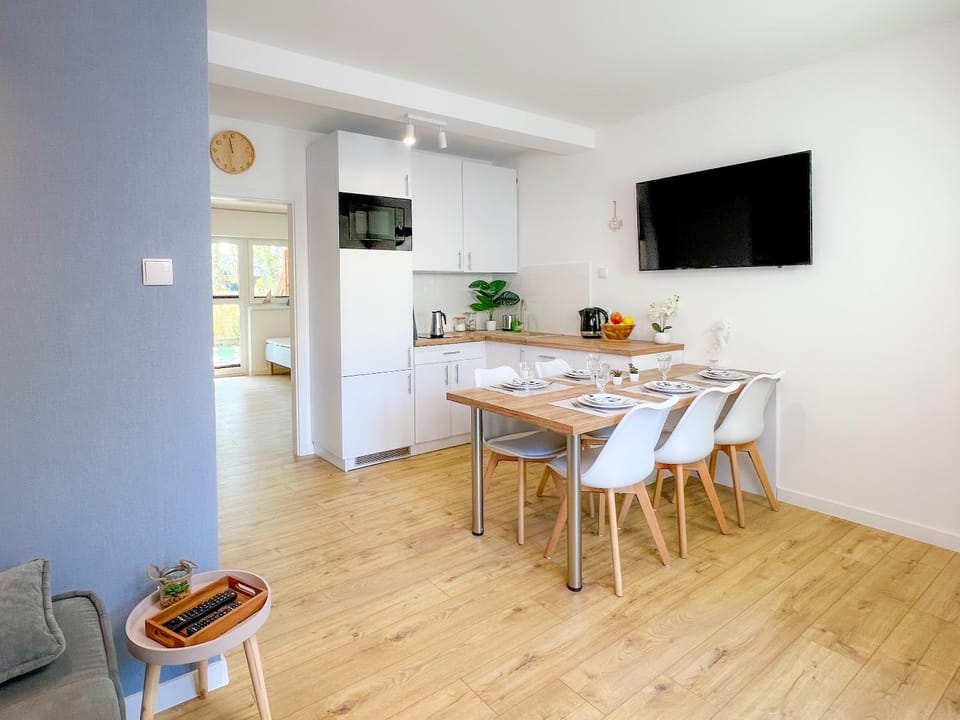 TV and multimedia, Kitchen or kitchenette, Living room, Seating area, Dining area